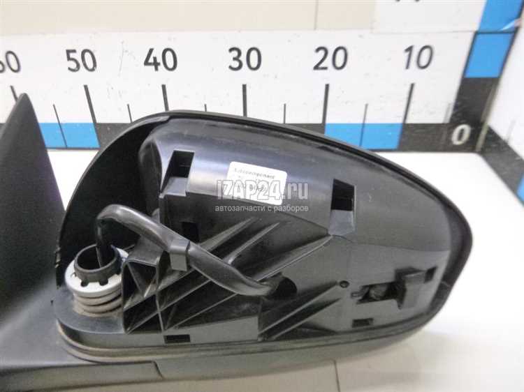 Извлечение старой лампы из фары